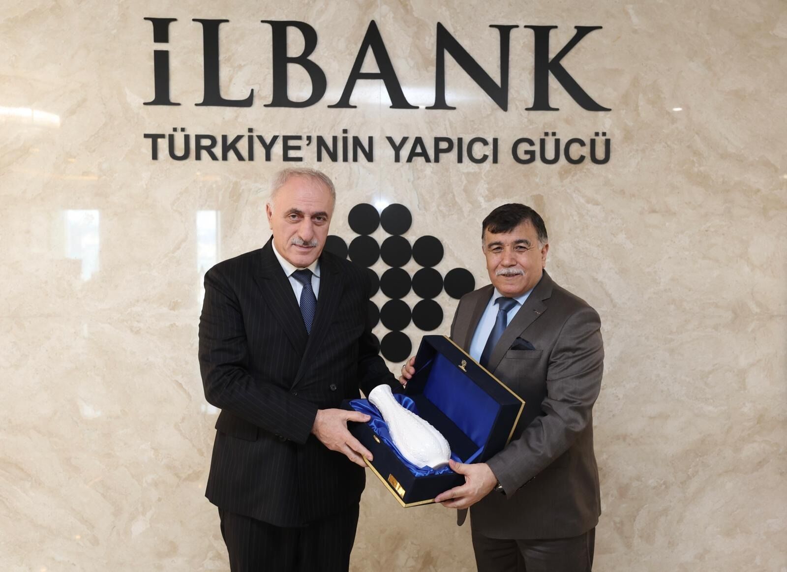 D8327352 40Be 445C A4D2 28Dacf38E130