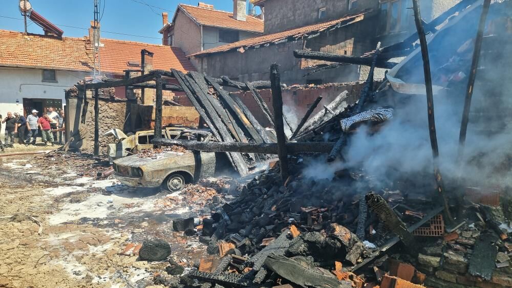 Kütahya'da Korkutan Yangın: 3 Ev Zarar Gördü, 2 Araç Küle Döndü