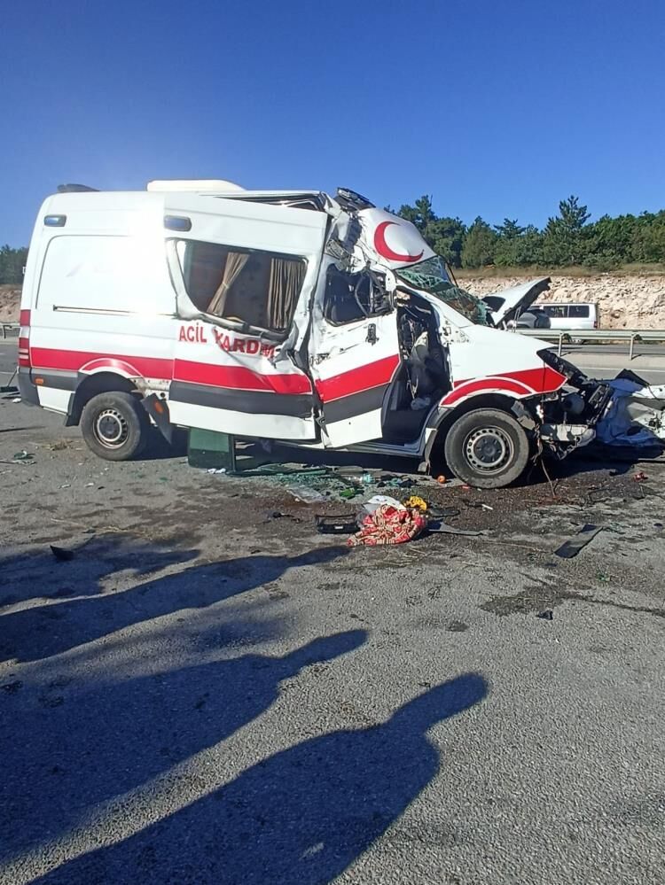 Kütahya'da ambulans parçalandı, can pazarı yaşandı: 1 ölü, 4 yaralı