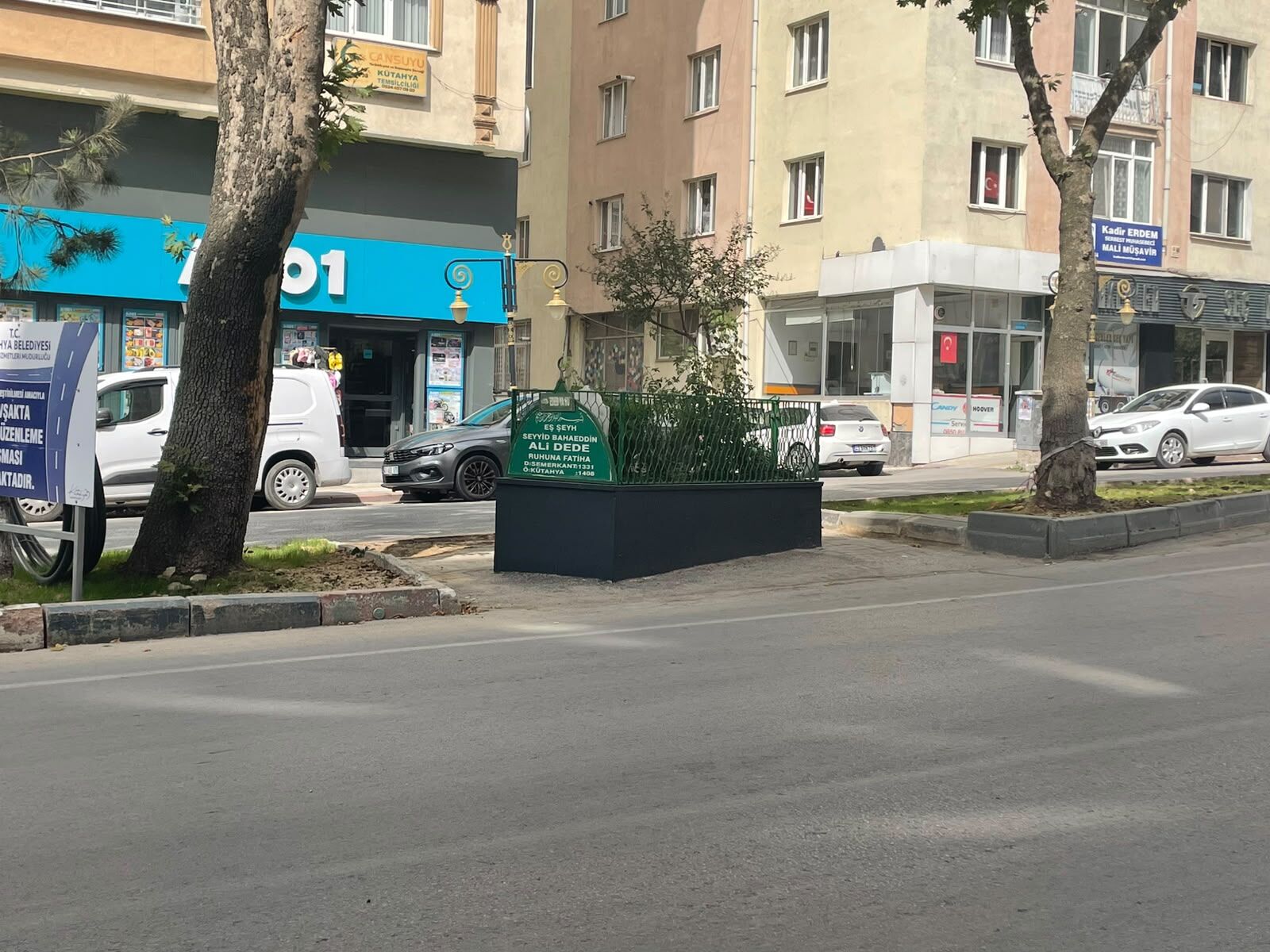 Kütahya’da Yolun Ortasındaki Gizemli Kabir: Yıllardır Dilden Dile Anlatılıyor