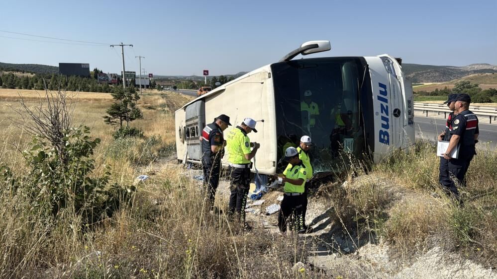 Kütahya-Eskişehir yolunda otobüs devrildi: 24 yaralı