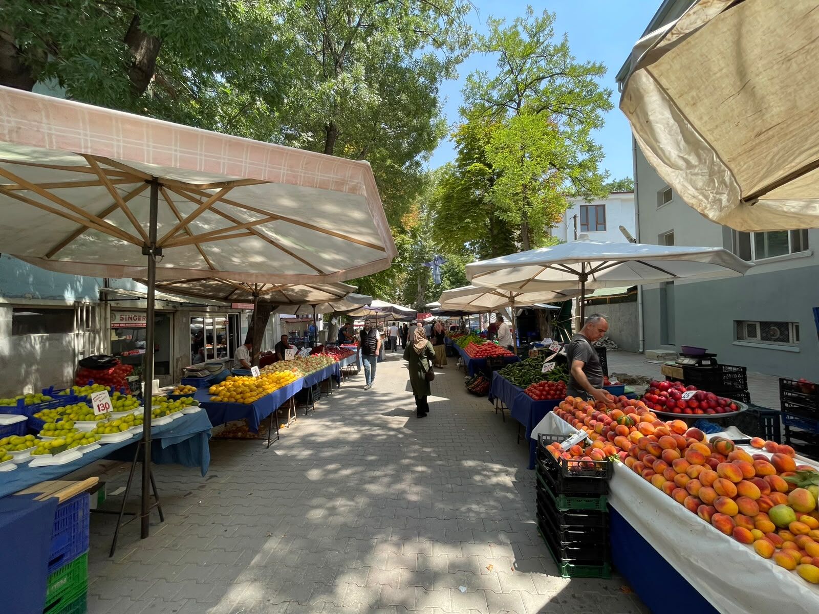 Kütahya pazarına çevre illerden gelenler şaşkına döndü: Sofraların vazgeçilmezinde fiyat 40 TL düştü!