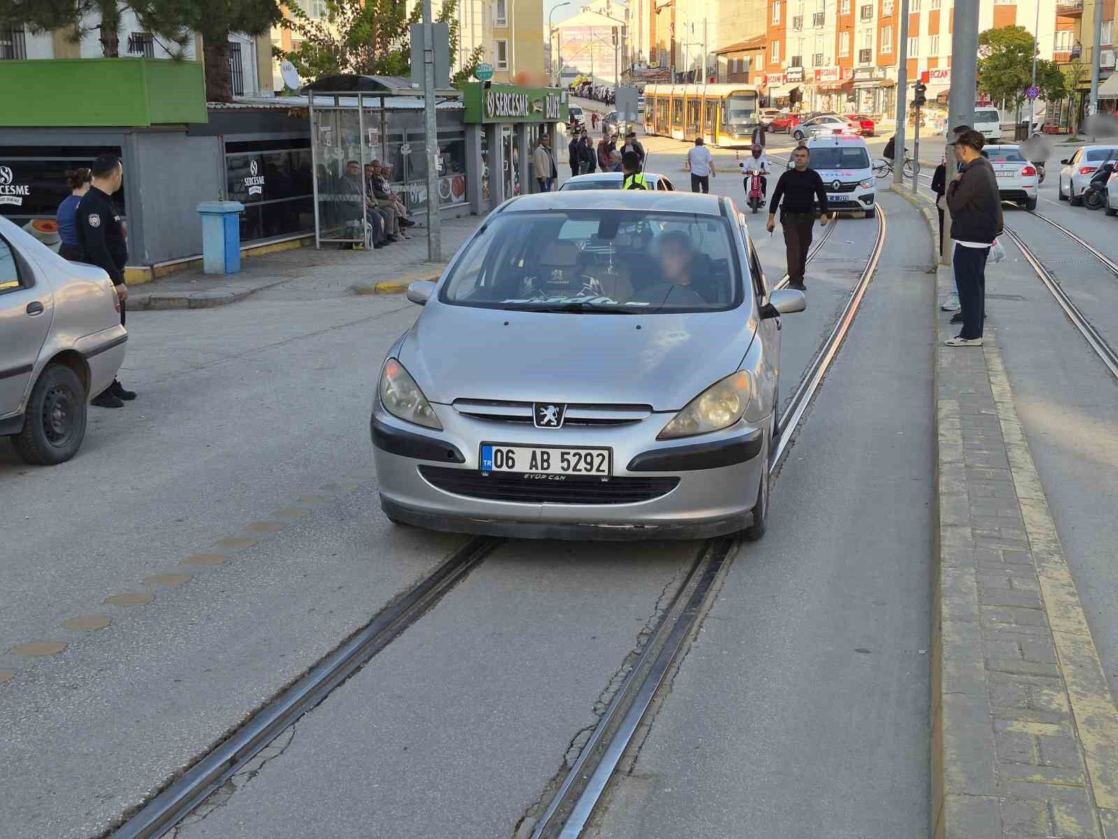 Eskişehir'de otomobilin çarptığı yaşlı kadın yaralandı