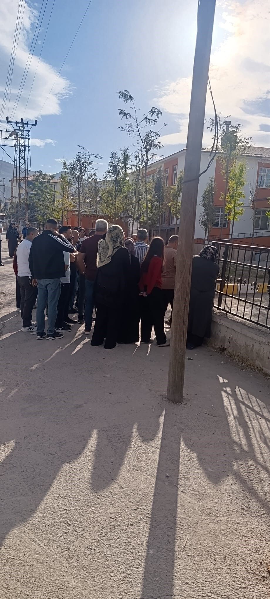 Silahlı öğrenci alarmı: Öğrenciler ve veliler müdahale etti!