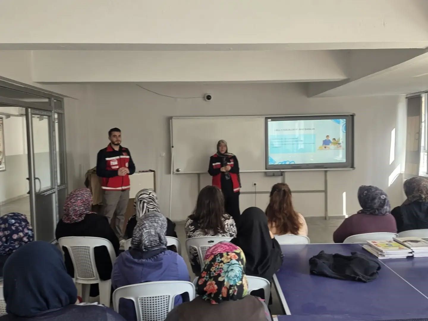 Gediz’de velilere üç başlıkta eğitim: Okul, aile ve medya