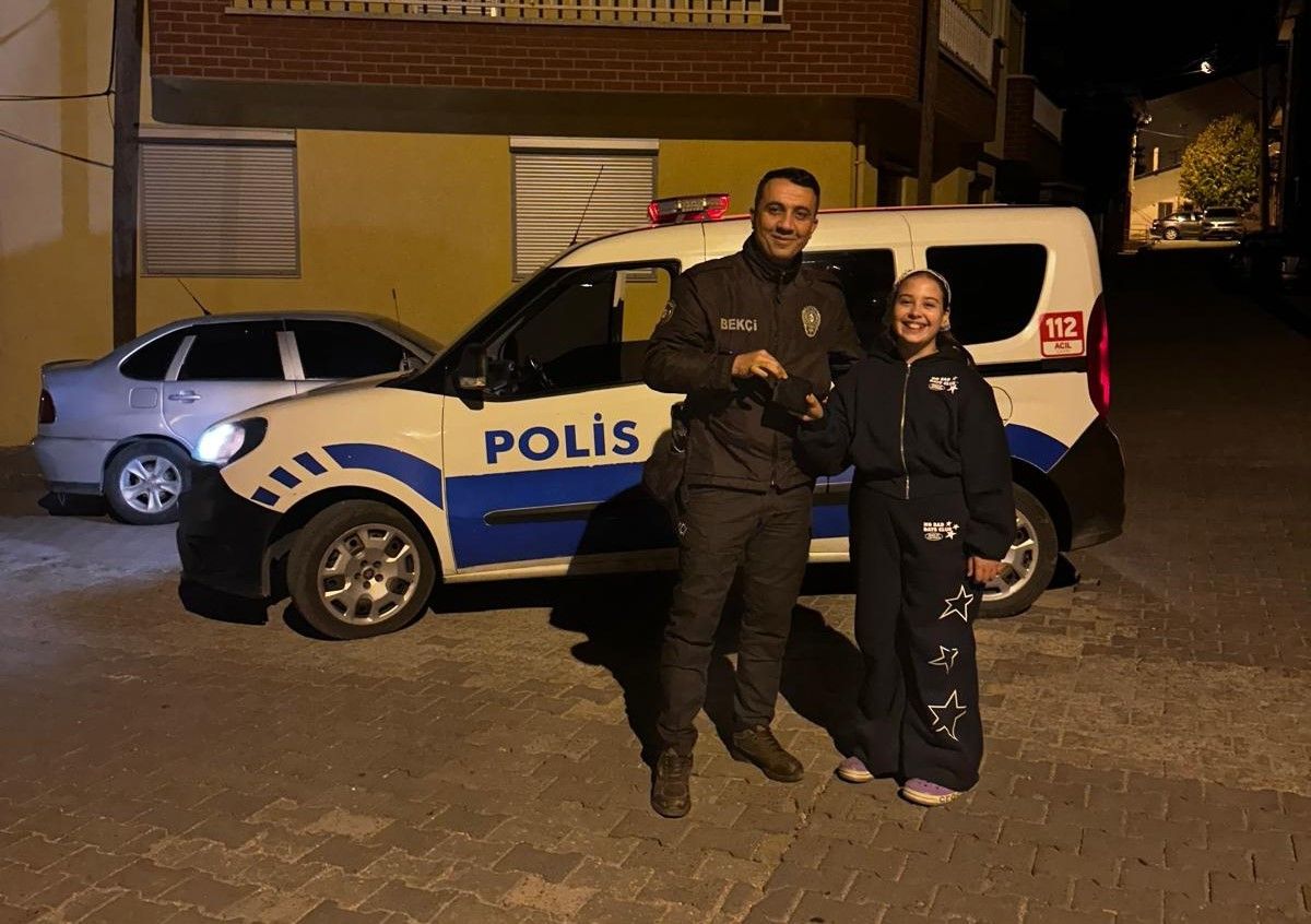 Gediz’de 11 yaşındaki Eslem’den dürüstlük dersi: Bulduğu cüzdanı teslim etti