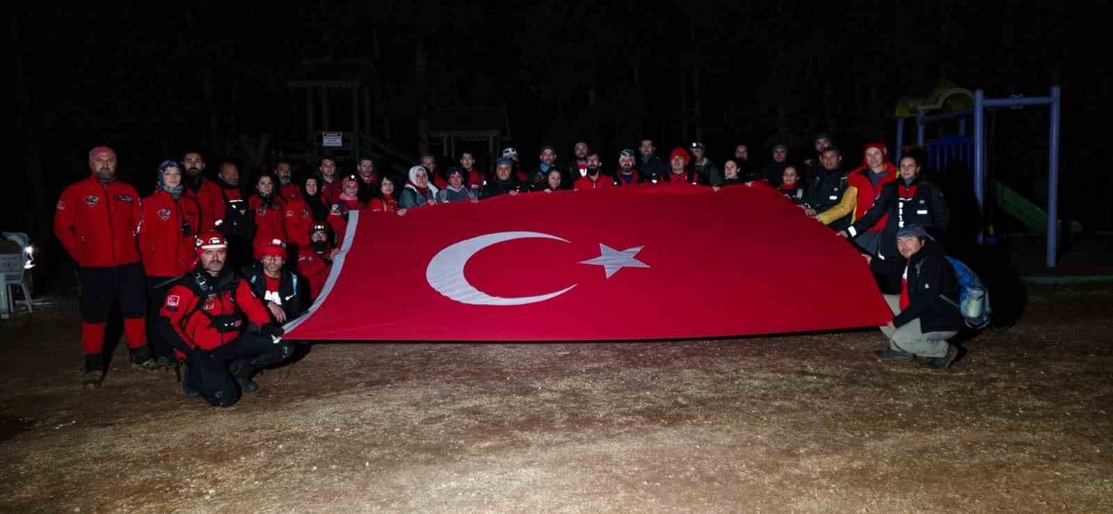 Eskişehir'de gece vakti zorlu arazi şartlarında arama kurtarma tatbikatı