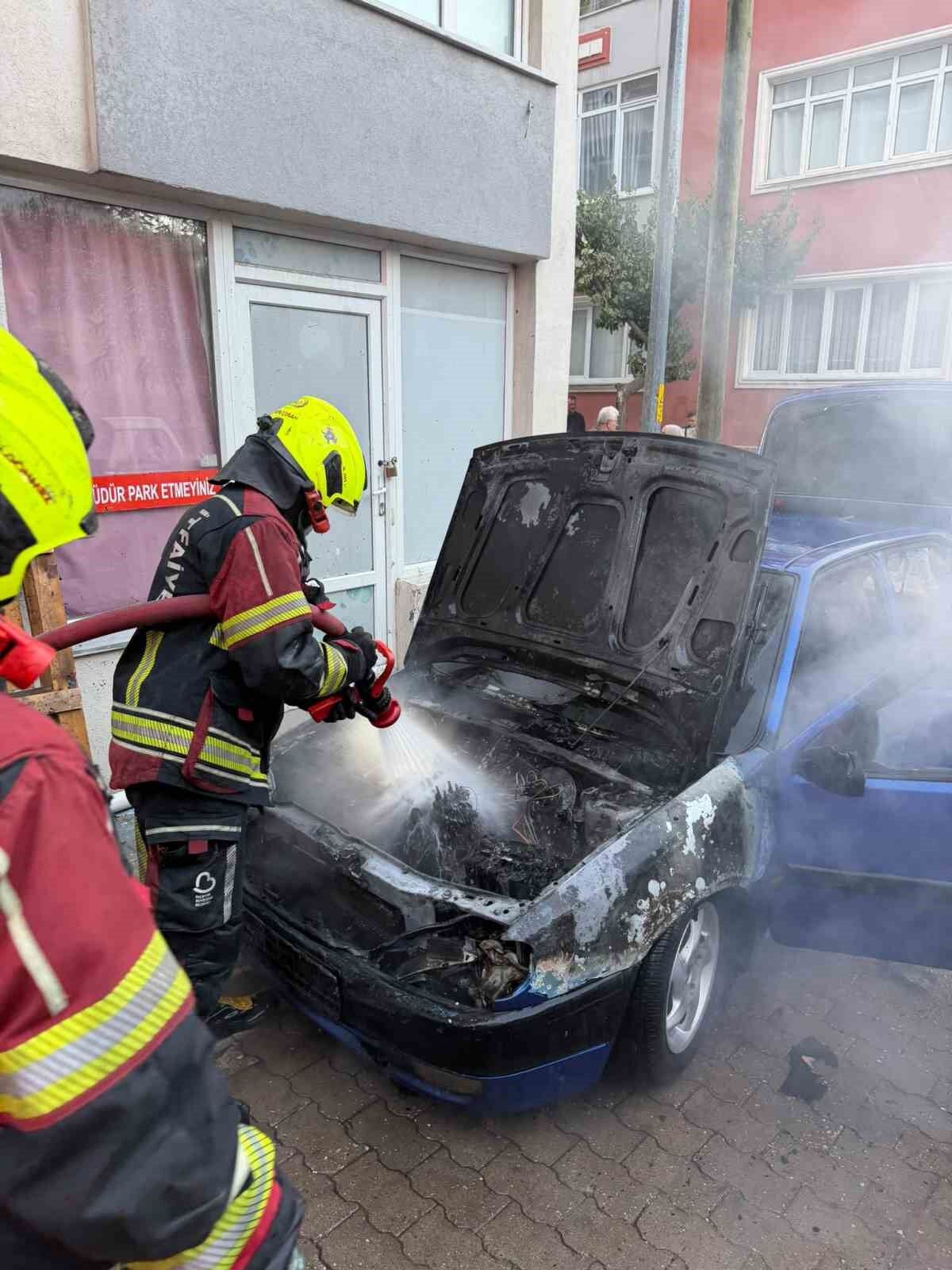 Park halindeki otomobilin motoru alev aldı! Ekipler hızla müdahale etti
